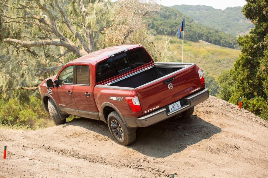 Nissan Titan PRO-4X Crew Cab 2016 года  (фото 5 из 15)